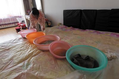 康县楼上漏水，住户失联，小区没物管，业主维权难！律师来支招……